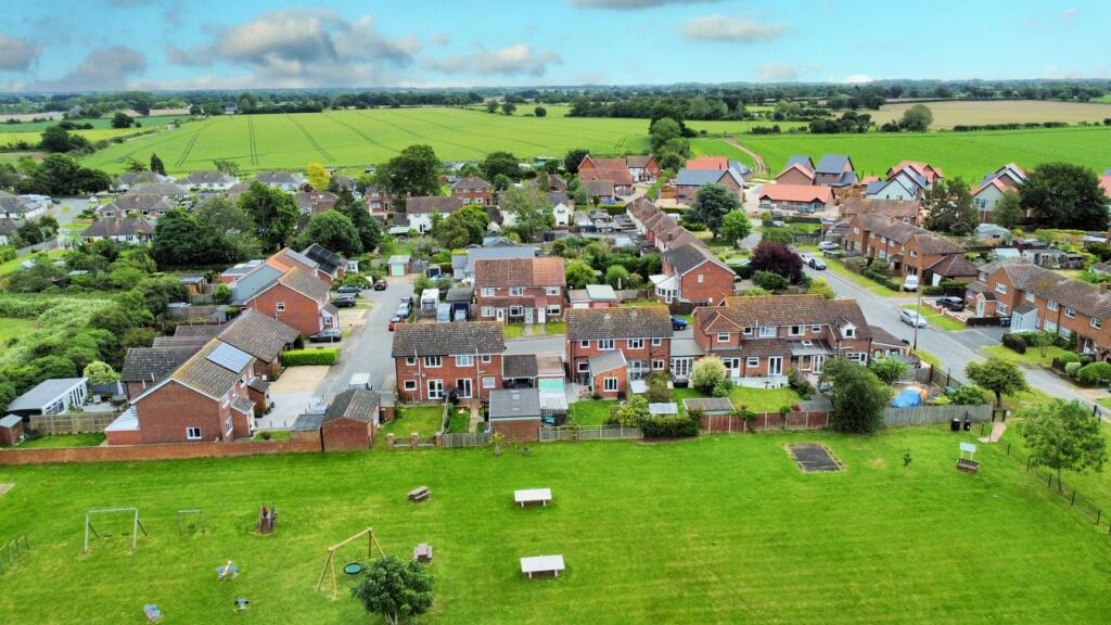 3 bedroom semidetached house for sale in Field View, Bucklesham