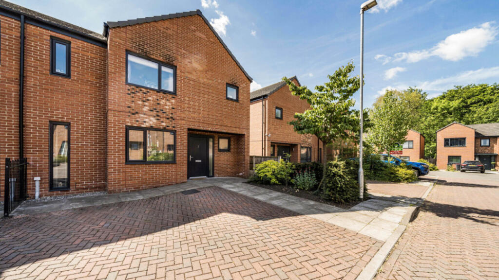 Main image of property: Magnalls Fold Close, Manchester, M28 7HJ