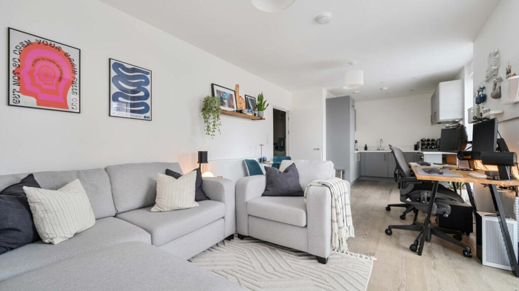 Main image of property: Carraway Street, Reading, RG1 3FY