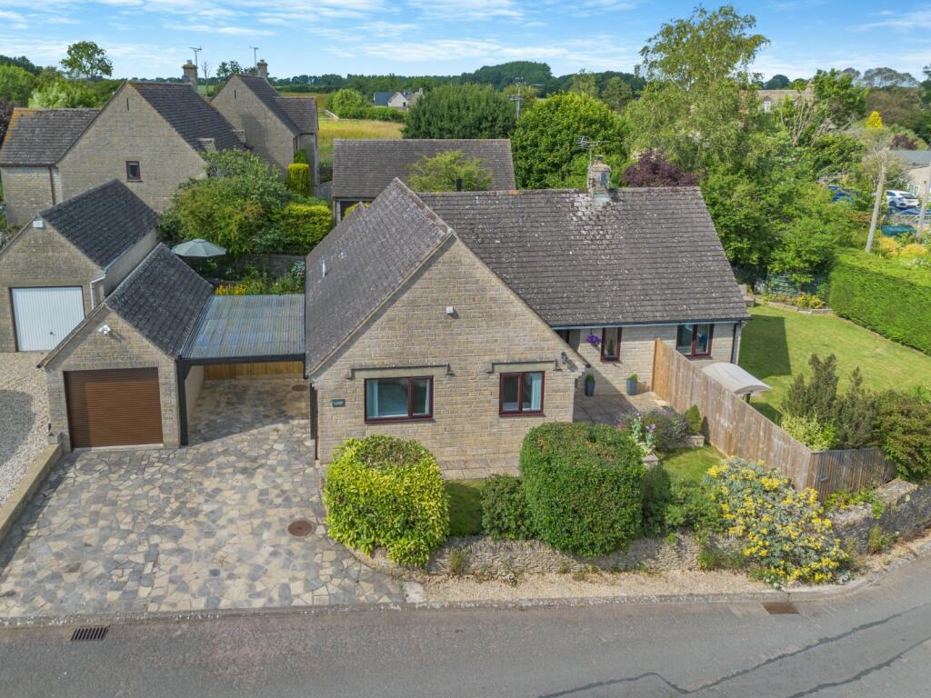3 bedroom bungalow for sale in Ampney Crucis, Cirencester