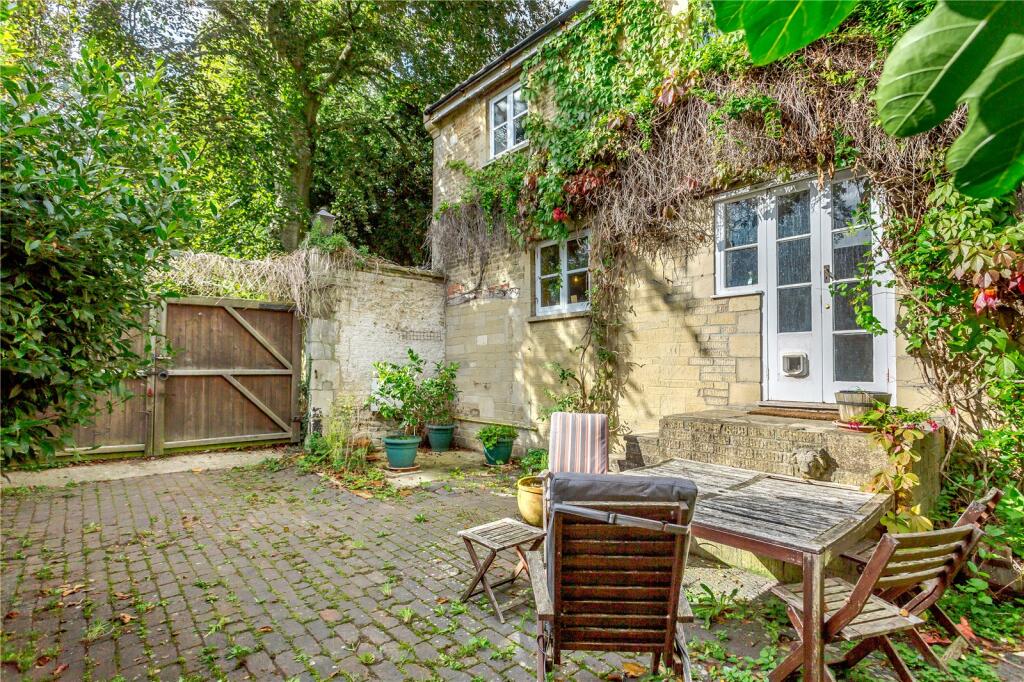 3 bedroom link detached house for sale in Fraziers Folly, Siddington, Cirencester