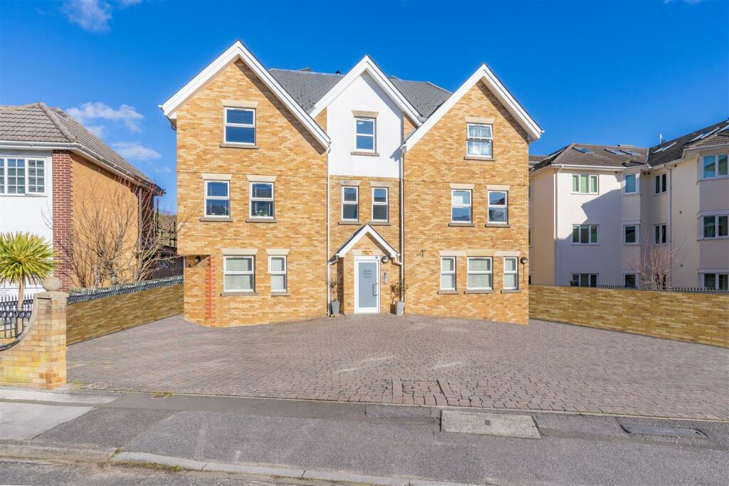 2 bedroom apartment for sale in Studland Road, Alum Chine, BH4