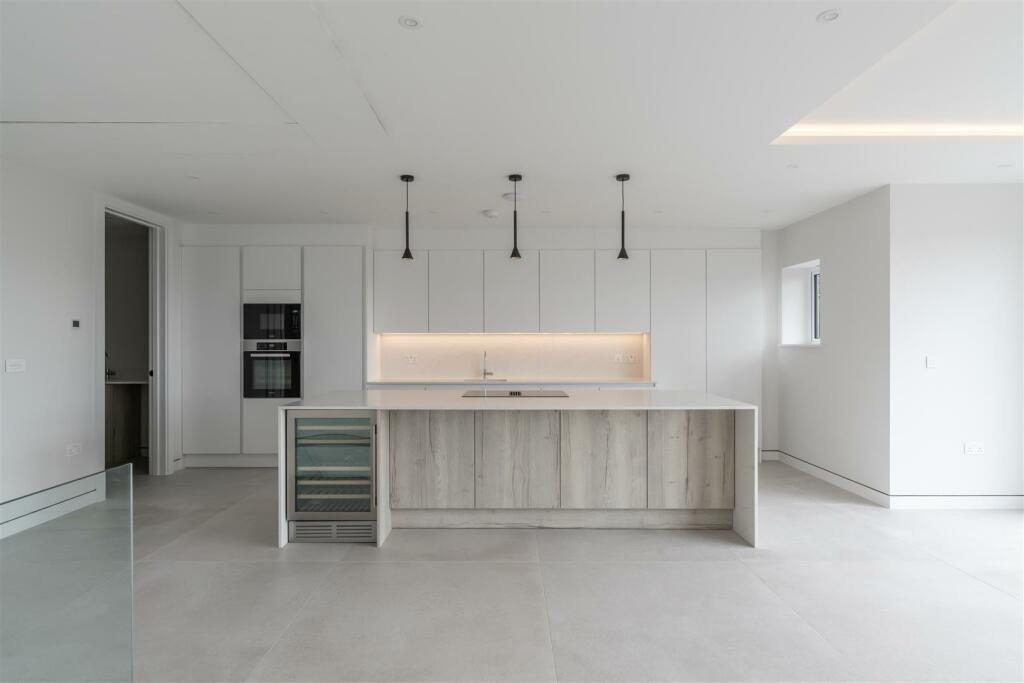 Additional property image - Dorset Lake Avenue, Lilliput