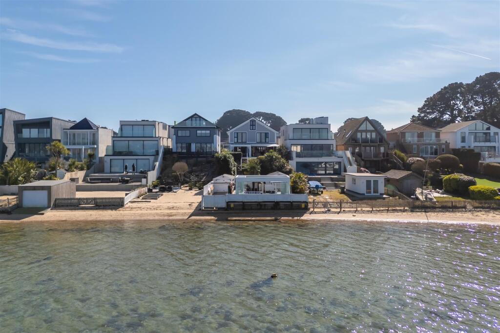 Main image of property: The Horseshoe, Sandbanks