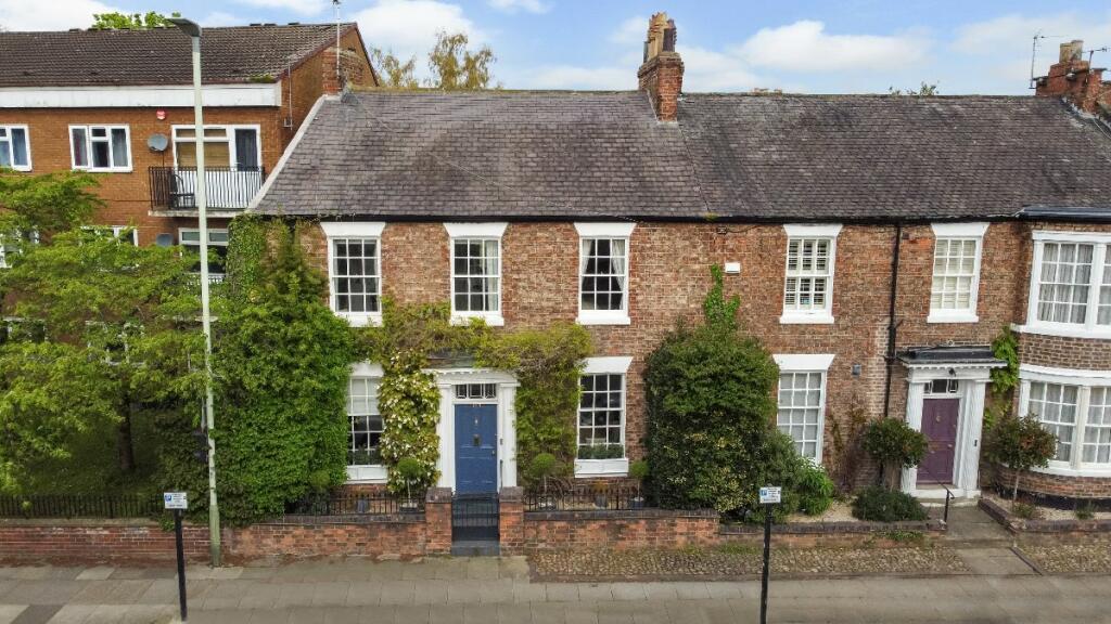 3 bedroom terraced house for sale in Coniscliffe Road, Darlington, DL3