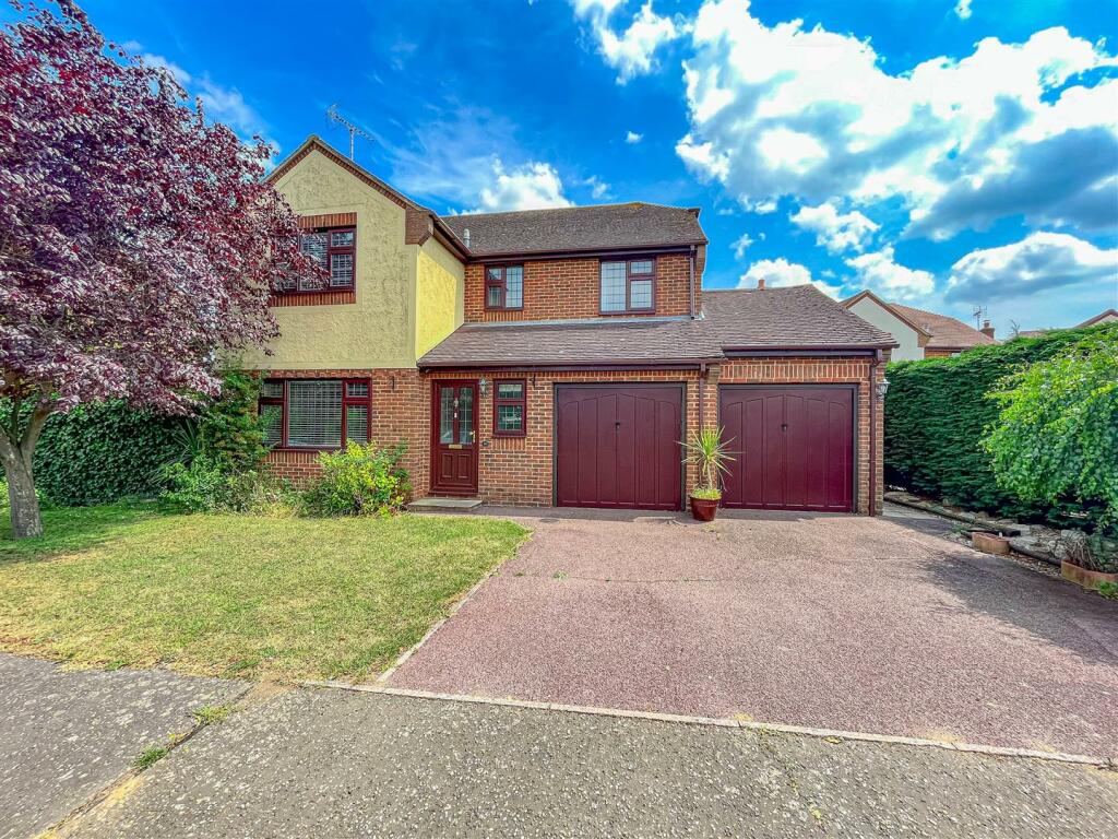 4 bedroom detached house for sale in Barnmead Way, BurnhamOnCrouch, CM0