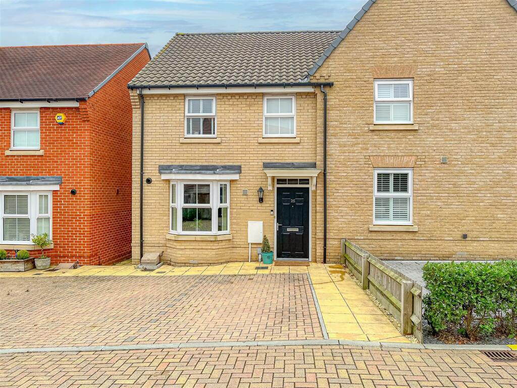 3 bedroom semidetached house for sale in Larch Grove, Southminster, CM0