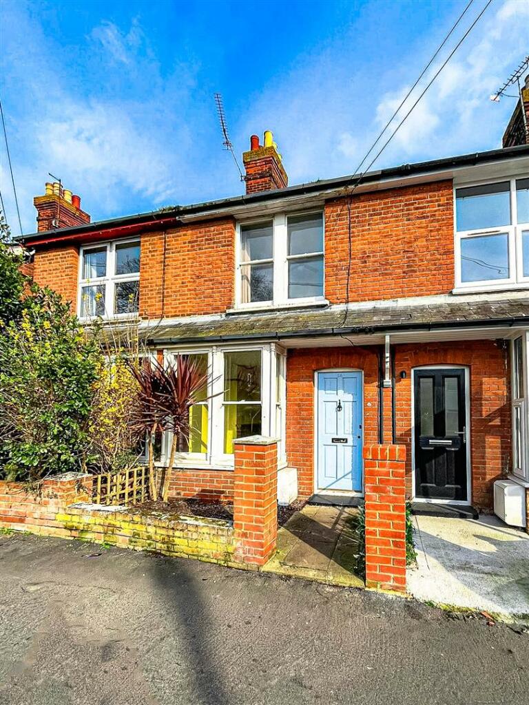 2 bedroom terraced house for sale in Station Road, BurnhamOnCrouch, CM0