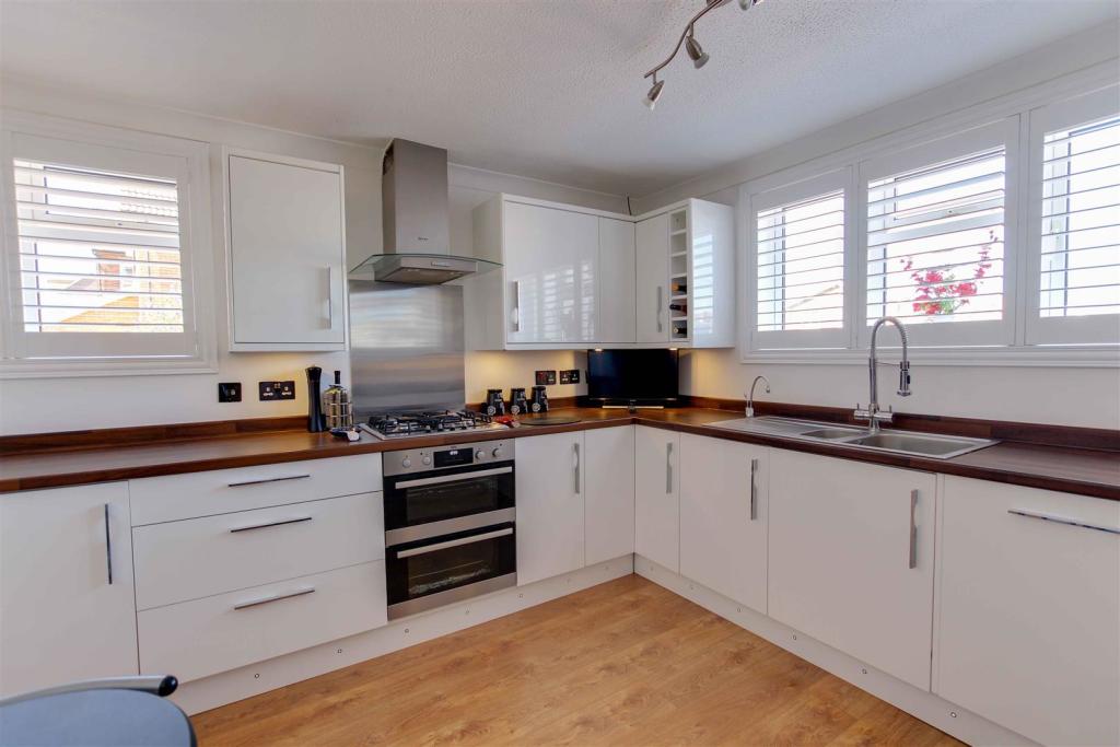 3 bedroom detached bungalow for sale in Queen Street ...