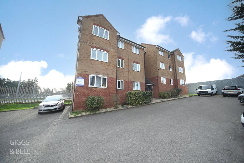 2 bedroom apartment for sale in Hewlett Road, Luton, Bedfordshire, LU3