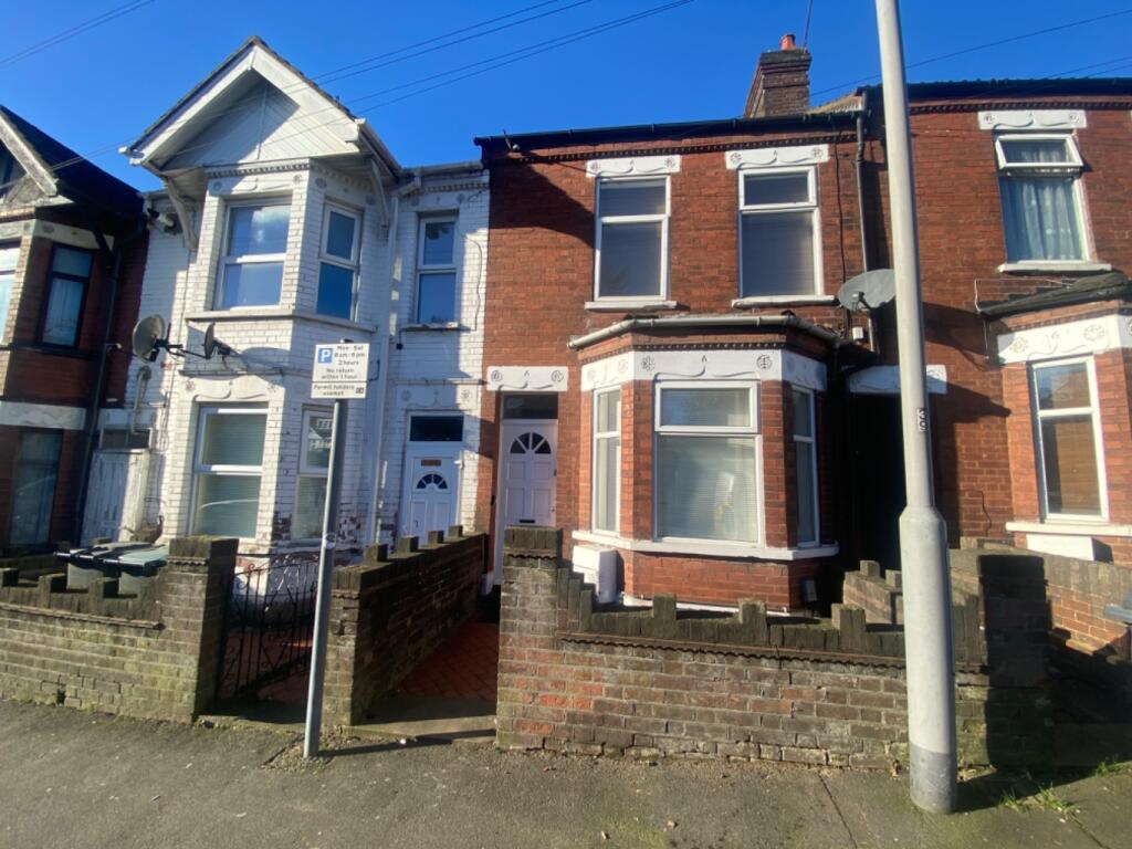 4 bedroom terraced house for sale in Hitchin Road, Luton, Bedfordshire, LU2