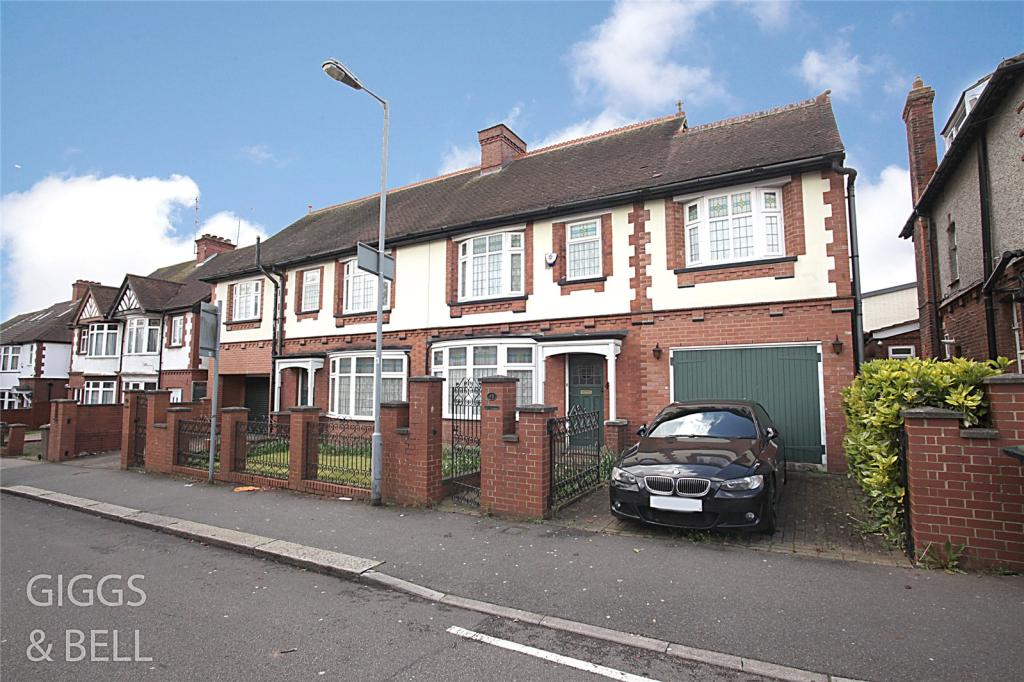 4 bedroom terraced house for sale in Alexandra Avenue, Luton
