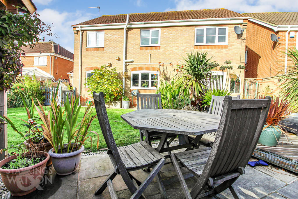 4 bedroom detached house for sale in Caraway Drive, Bradwell, Great