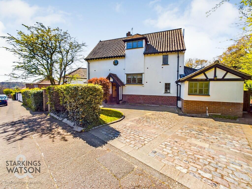 4 bedroom detached house for sale in St. Andrews Avenue, Thorpe St