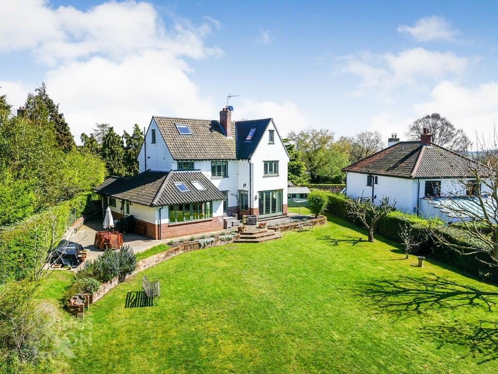 4 bedroom detached house for sale in St. Andrews Avenue, Thorpe St
