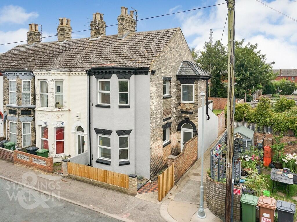 4 bedroom end of terrace house for sale in Lichfield Road, Great