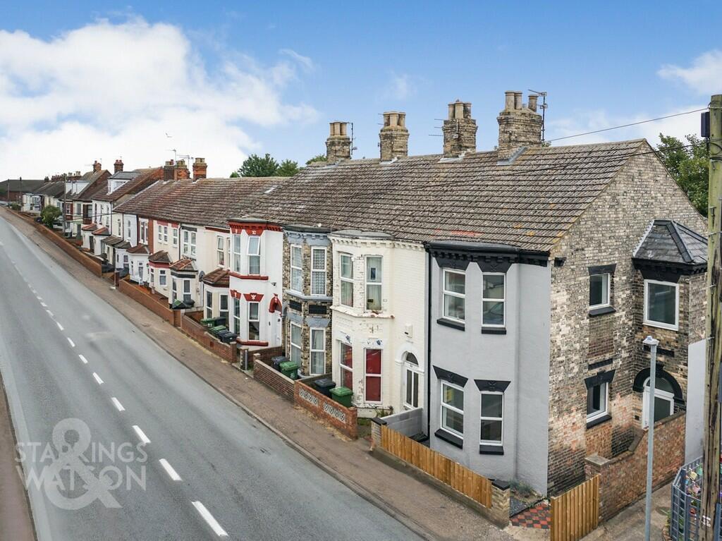 4 bedroom end of terrace house for sale in Lichfield Road, Great