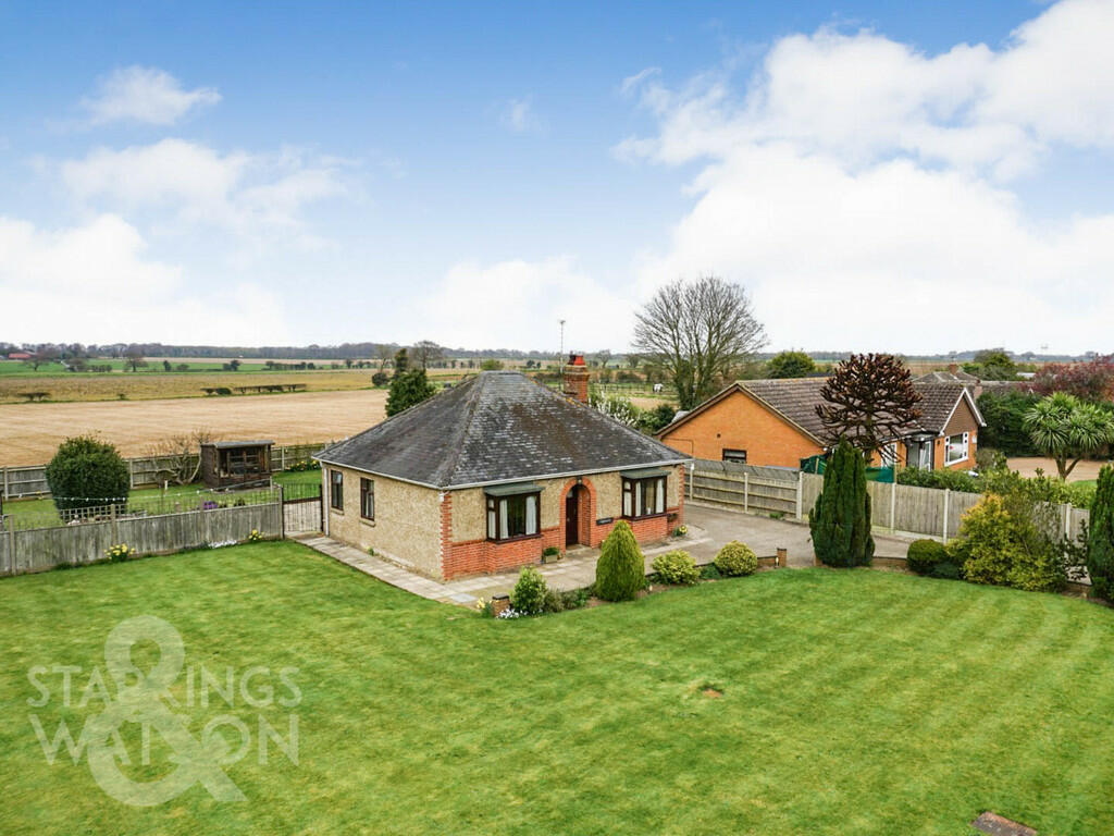 3 bedroom detached bungalow for sale in Main Road, Filby, Great