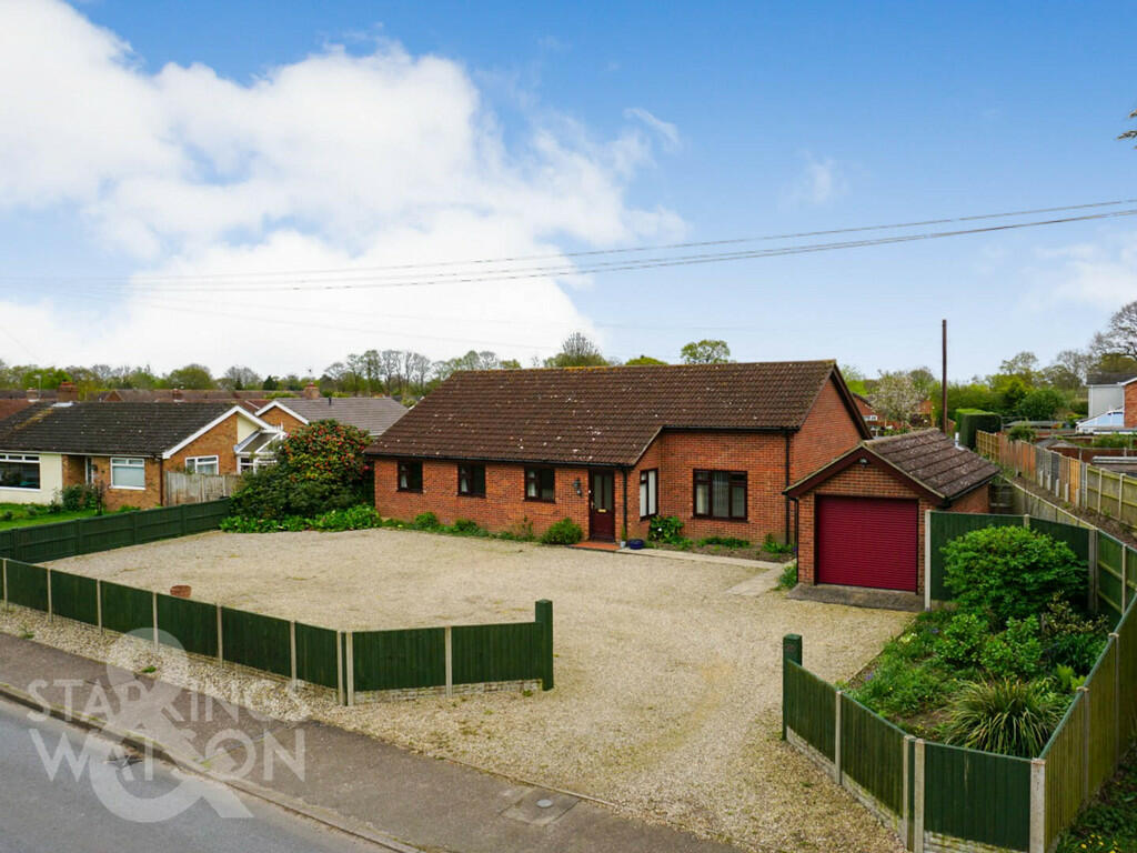 4 bedroom detached bungalow for rent in Station Road, Lingwood, Norwich