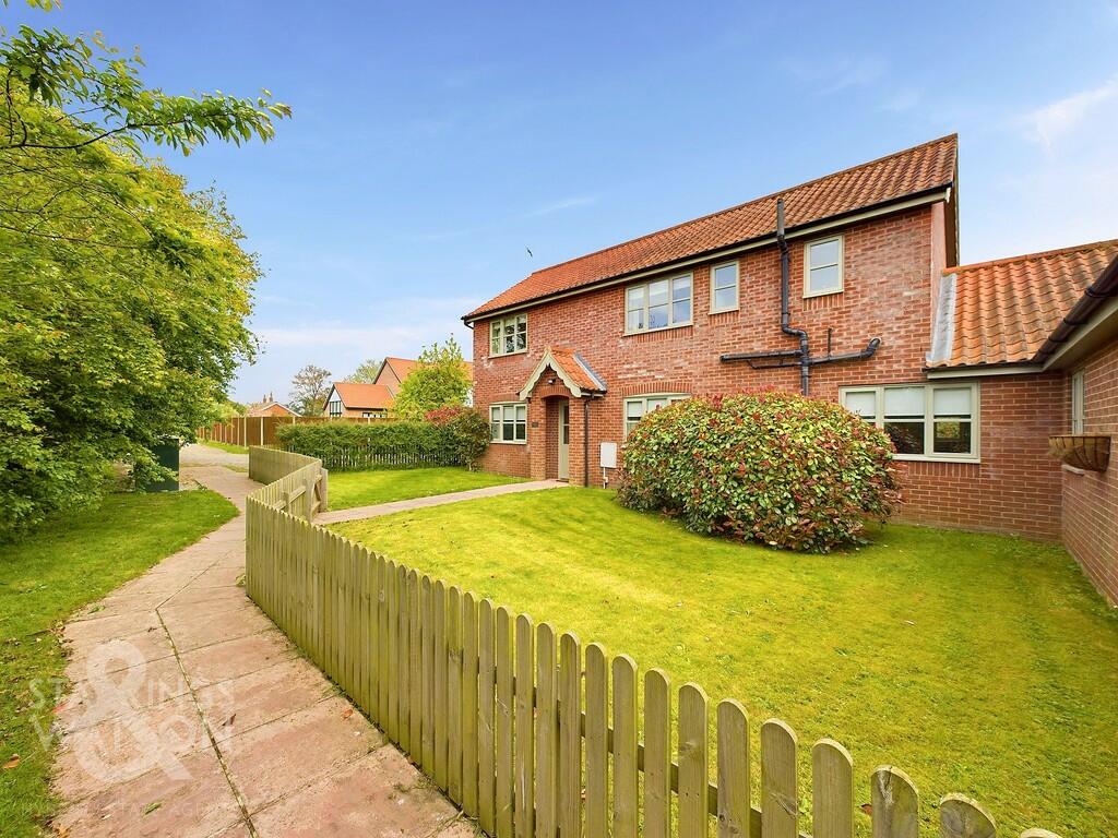 4 bedroom link detached house for sale in Court Road, Rollesby, Great