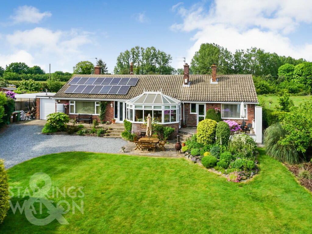 4 bedroom detached bungalow for sale in Church Lane, Fritton, Great