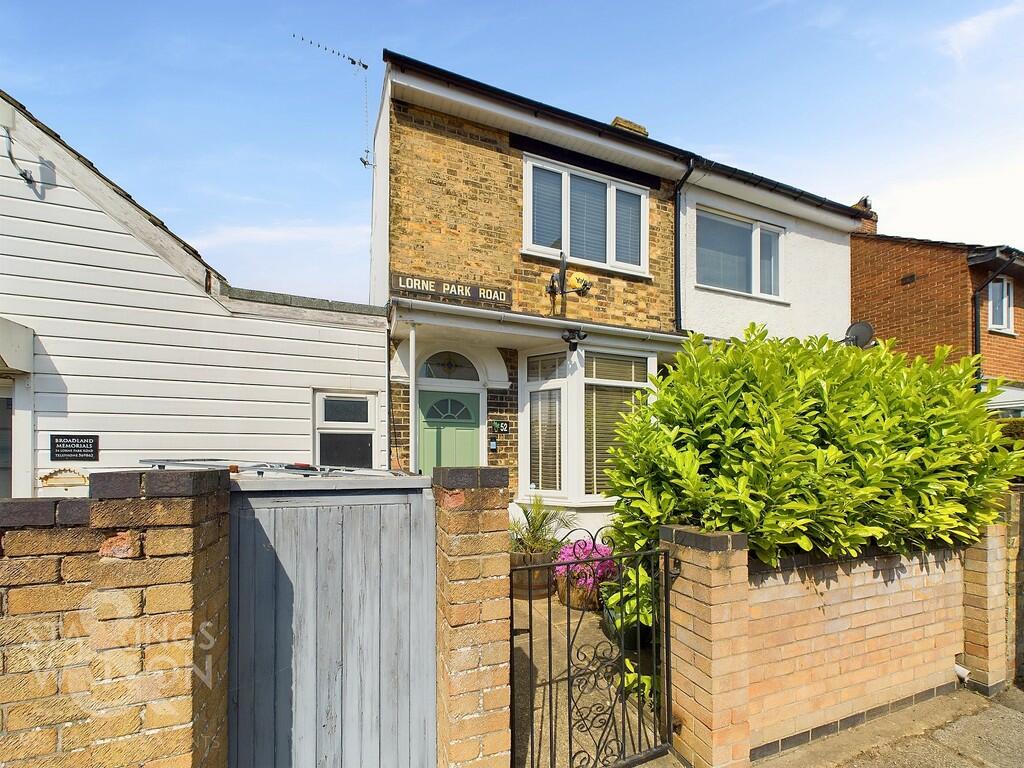 2 bedroom terraced house for sale in Lorne Park Road, Lowestoft, NR33
