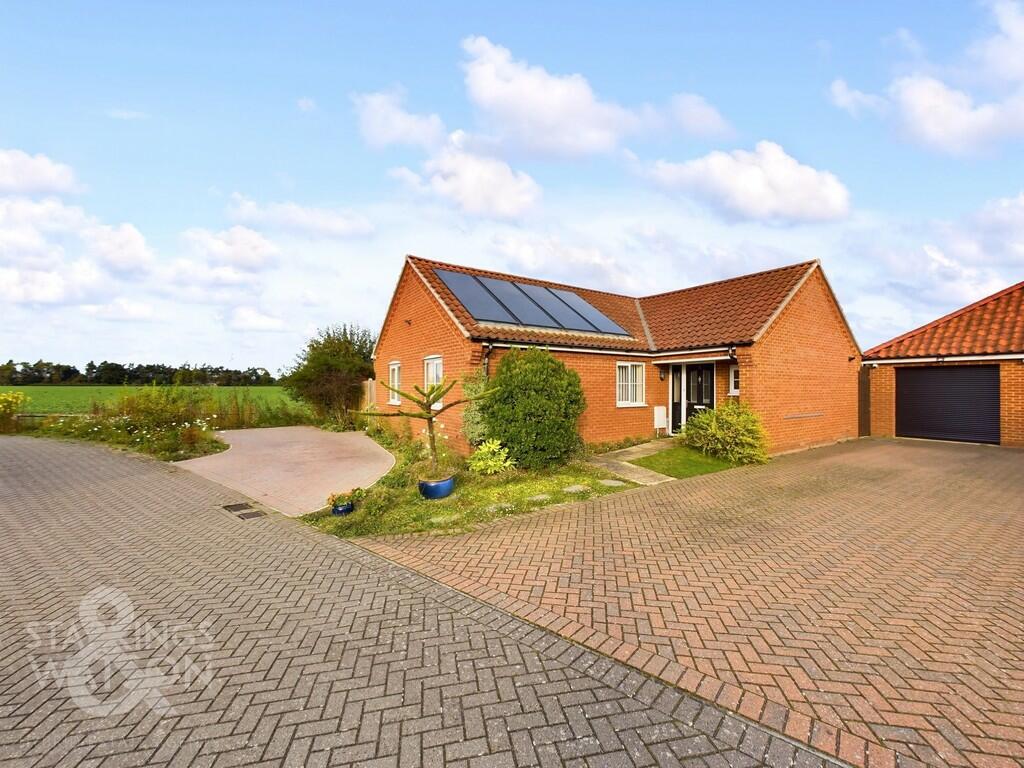 3 bedroom detached bungalow for sale in Alderfen Way, Hoveton, Norwich