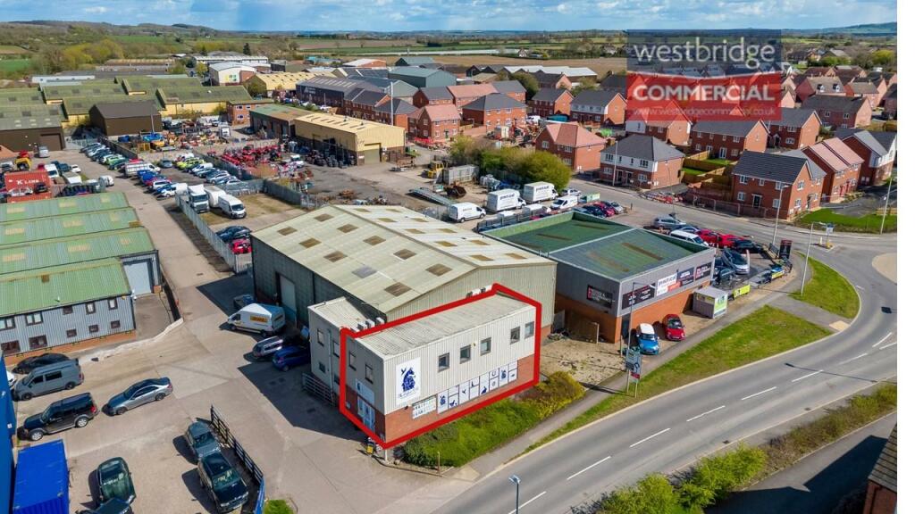 High street retail property to lease in Waterloo Road, BidfordOnAvon