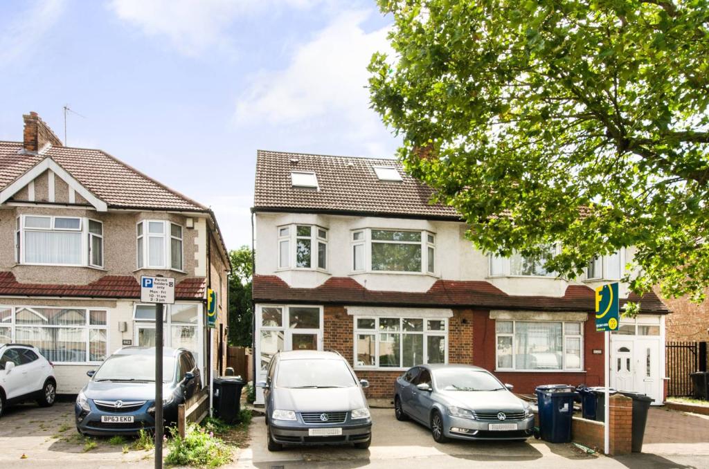 Studio flat for rent in Grennford Road, Greenford, UB6