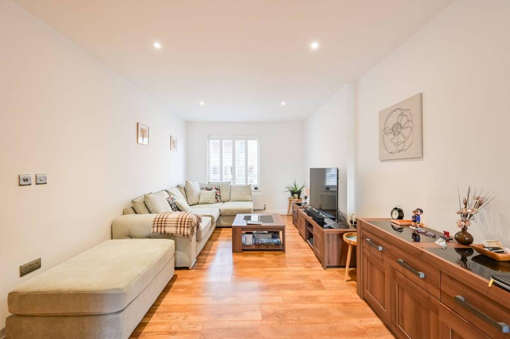 Main image of property: Broomfield Road, London, N13 4DY, Palmers Green, London, N13