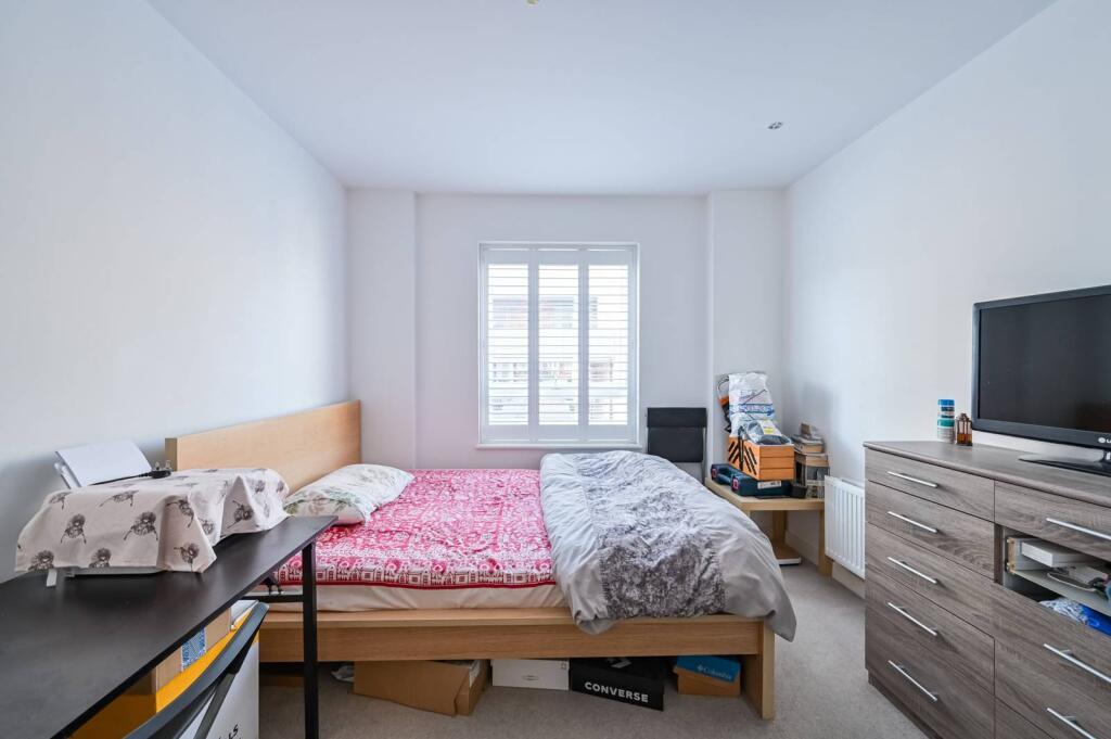 Main image of property: Broomfield Road, London, N13 4DY, Palmers Green, London, N13