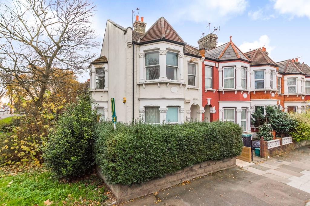 3 bedroom flat for sale in Imperial Road, Wood Green, London, N22