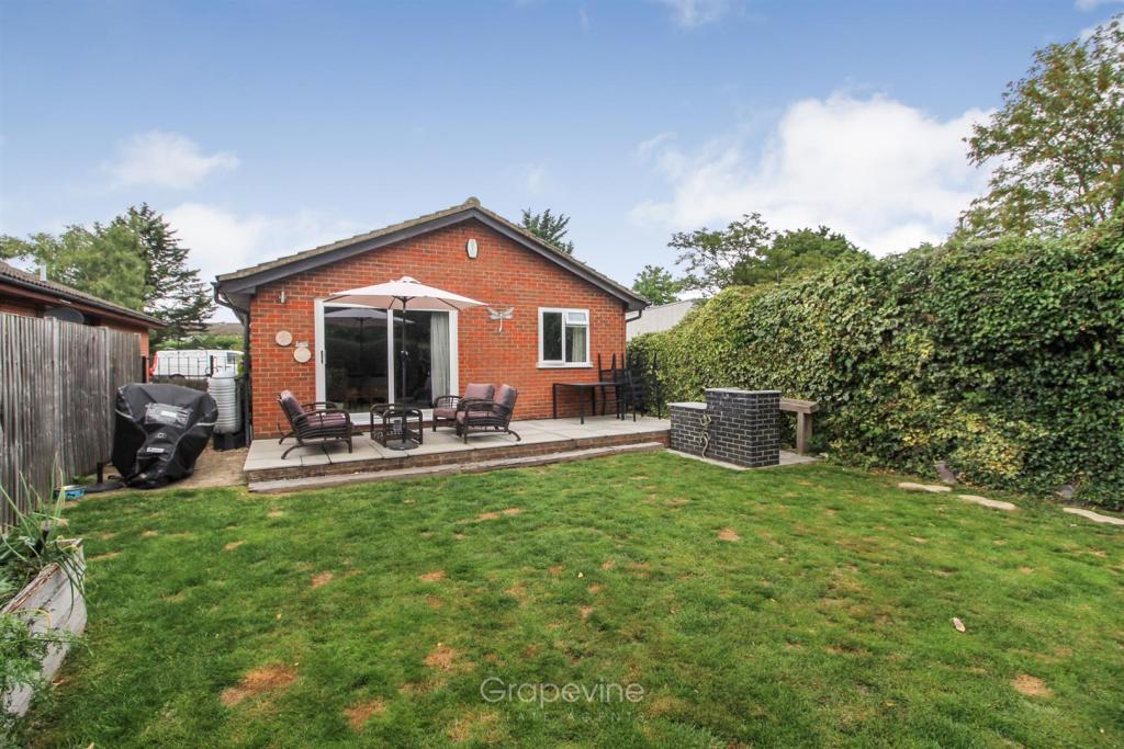 2 bedroom detached bungalow for sale in Butts Hill Road, Woodley