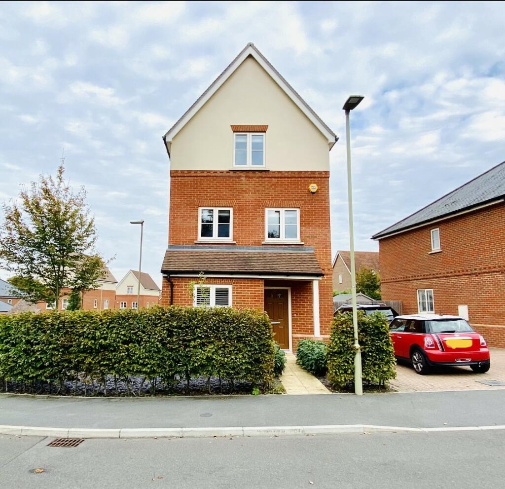3 bedroom detached house for sale in Close, Hartley Wintney, RG27