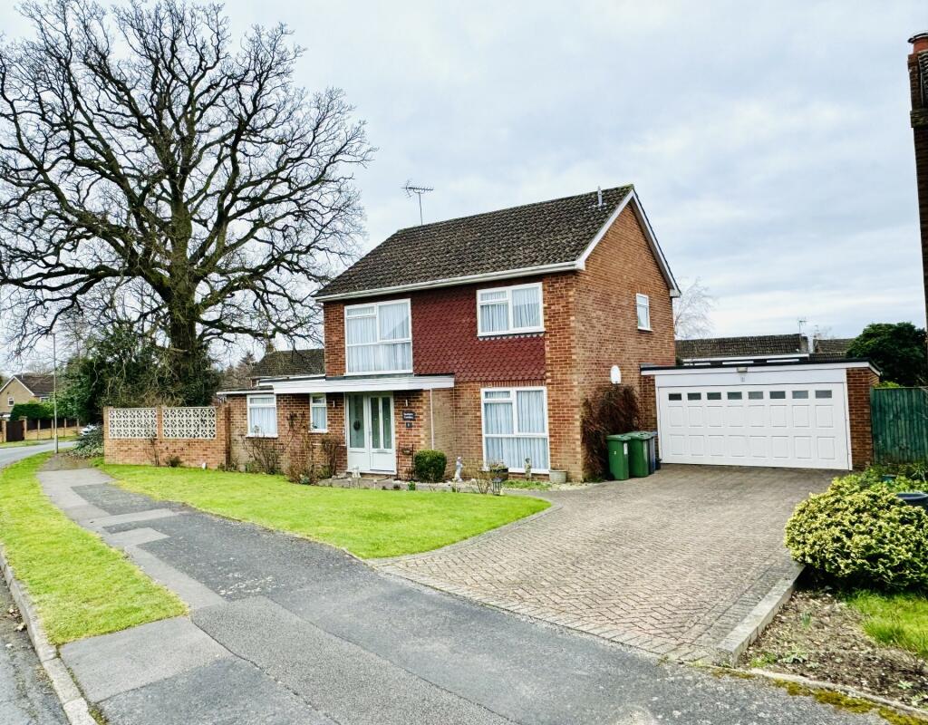 4 bedroom detached house for sale in Pool Road, Hartley Wintney, RG27