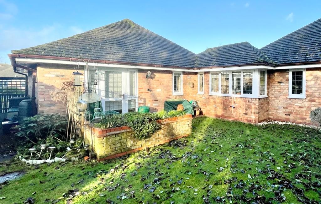 2 bedroom bungalow for sale in Avon Meadow Close, StratfordUponAvon