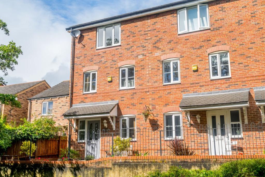 3 bedroom town house for sale in Westfield Street, Heckmondwike, WF16