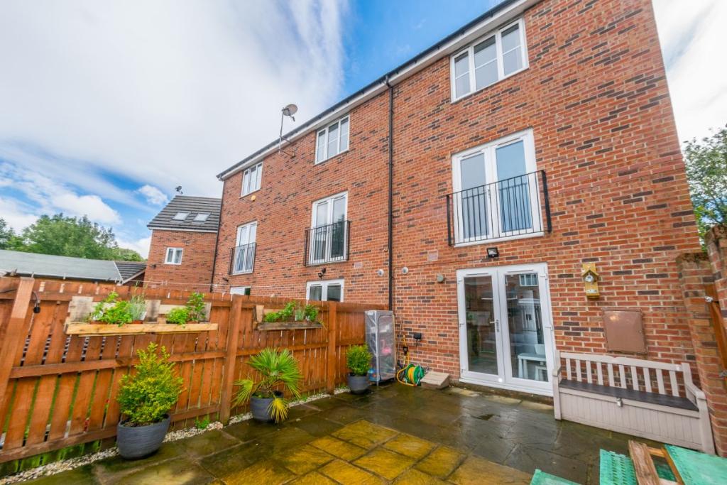 3 bedroom town house for sale in Westfield Street, Heckmondwike, WF16