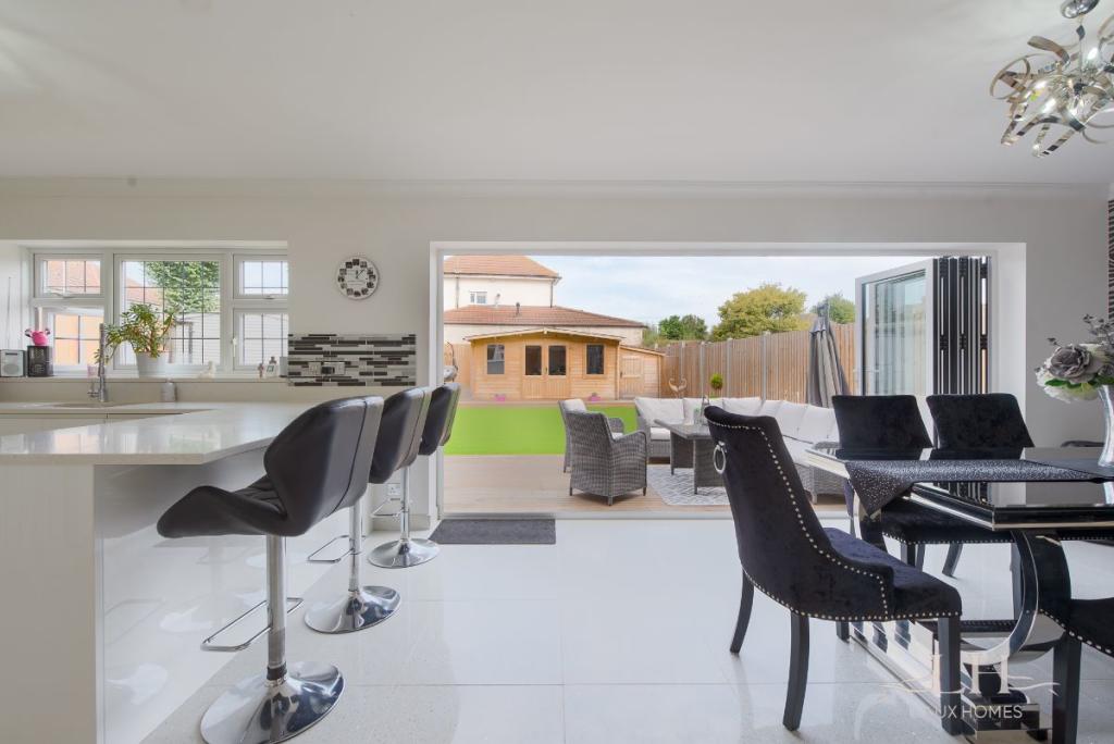 5 bedroom semidetached house for sale in Farm Way, Hornchurch, RM12