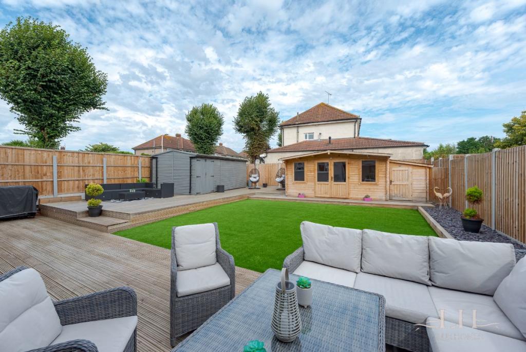 5 bedroom semidetached house for sale in Farm Way, Hornchurch, RM12