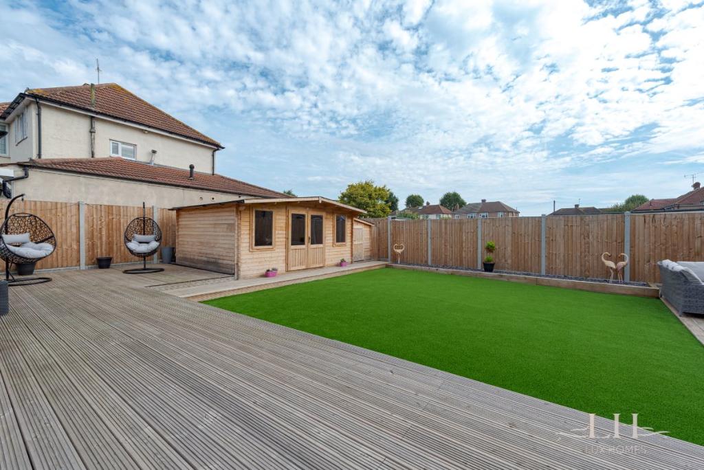 5 bedroom semidetached house for sale in Farm Way, Hornchurch, RM12