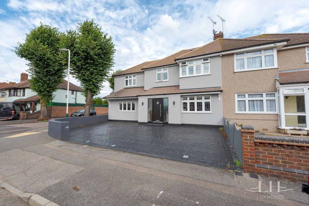 5 bedroom semidetached house for sale in Farm Way, Hornchurch, RM12