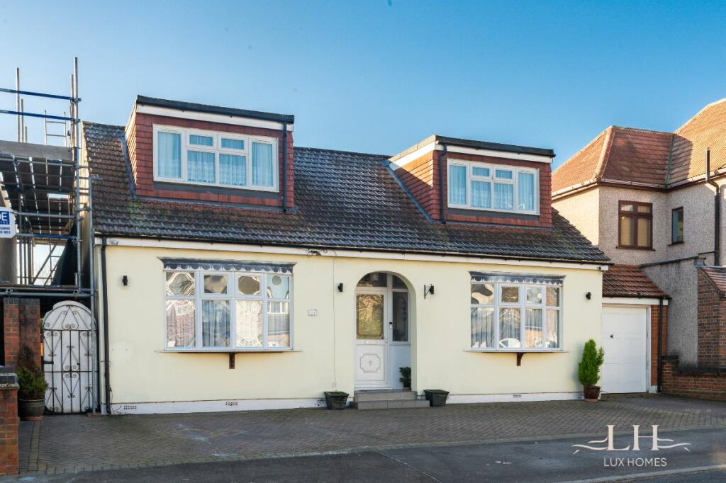 4 bedroom detached bungalow for sale in Cranham Road, Hornchurch, RM11