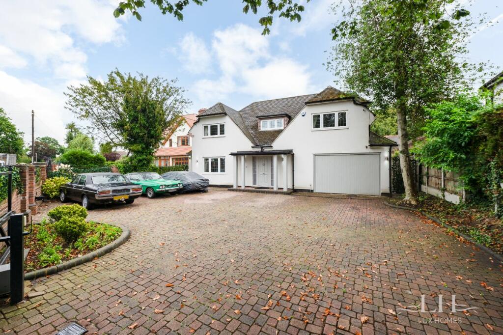 5 bedroom detached house for sale in Elm Grove, Emerson Park, RM11