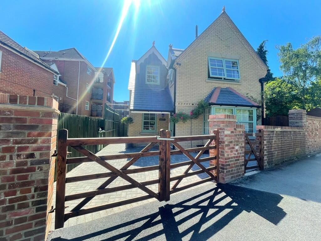 3 bedroom detached house for rent in Brookvale Road, Southampton, SO17