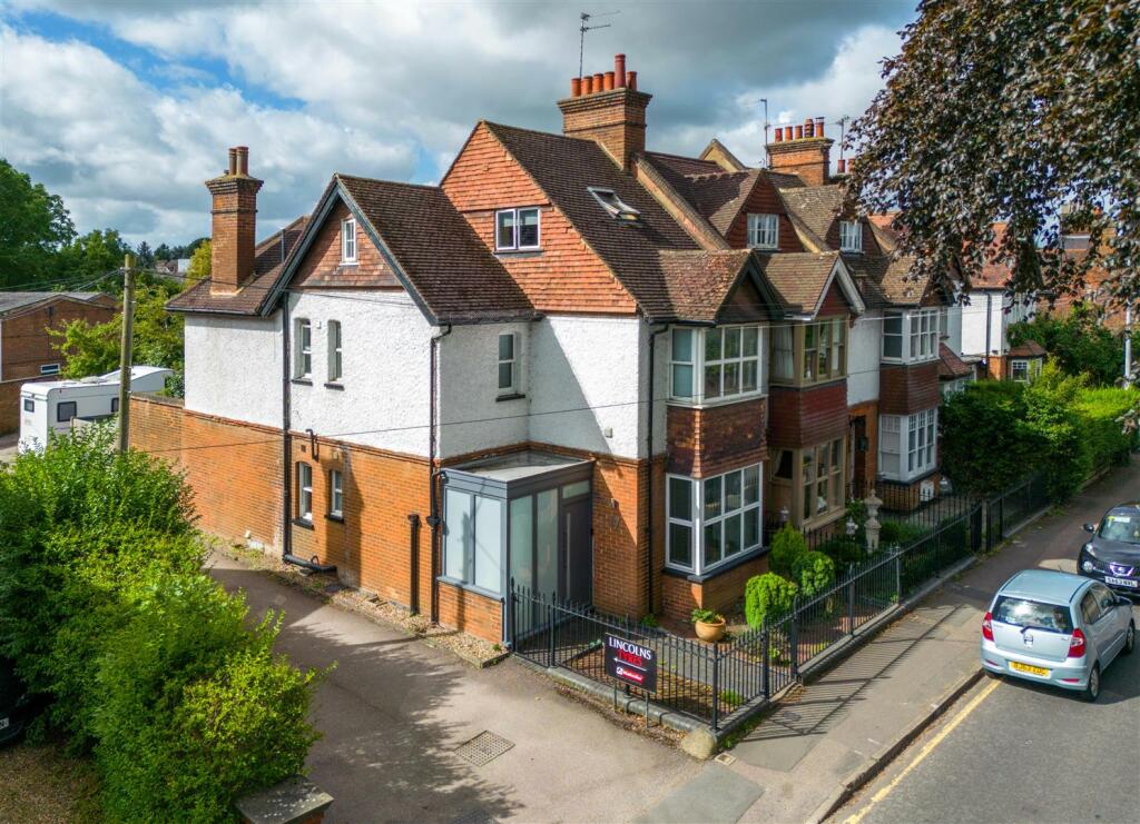 4 bedroom end of terrace house for sale in Julians Road, Stevenage, SG1