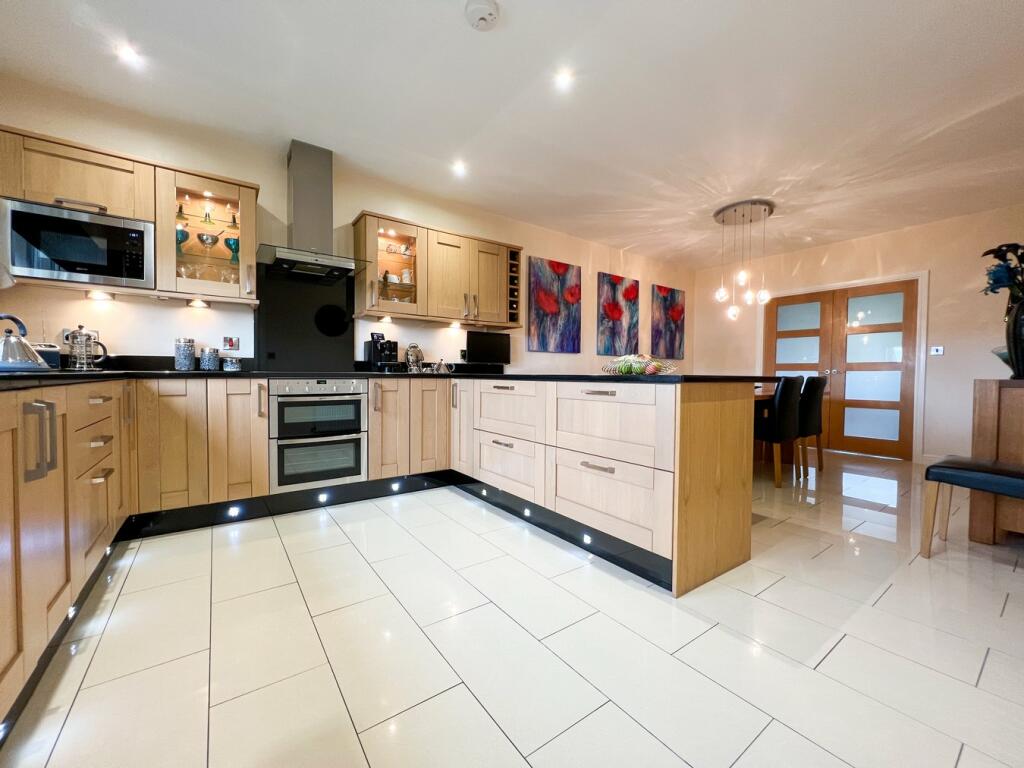 4 bedroom detached house for sale in Long Lane, Honley, Holmfirth , HD9