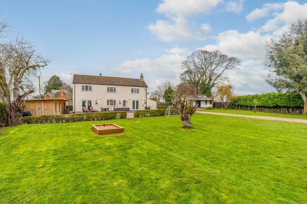 4 bedroom detached house for sale in Girls School Lane, Butterwick
