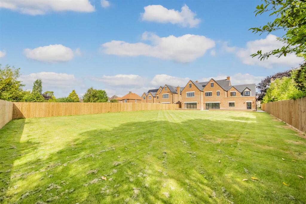 6 bedroom detached house for sale in Poplars Farm Road, Barton Seagrave