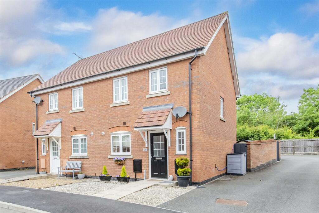 3 bedroom house for sale in Yaffle Crescent, Desborough, NN14